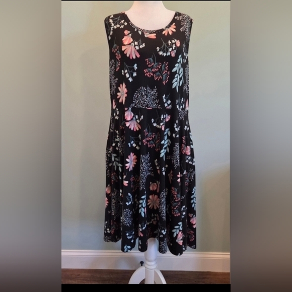 LuLaRoe Nichole Dress 2XL Black Floral Sleeveless Swing Dress Pockets - Picture 10 of 10